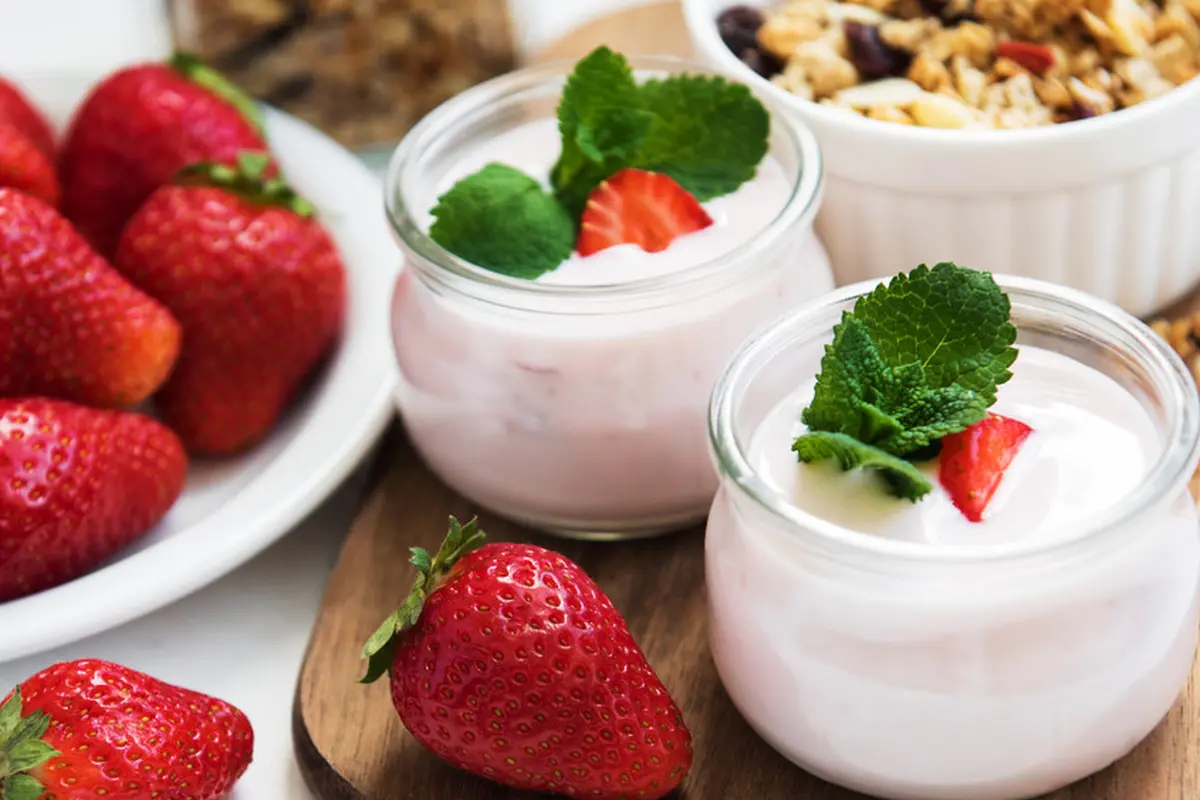 yogurt stroberi