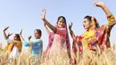 Pemuda Sikh menampilkan tarian tradisional rakyat Punjab atau Bhangra jelang festival panen Baisakhi di ladang gandum pinggiran Amritsar, India, 11 April 2021. Baisakhi adalah festival yang dirayakan di seluruh India utara, terutama di wilayah Punjab oleh komunitas Sikh. (NARINDER NANU/AFP)
