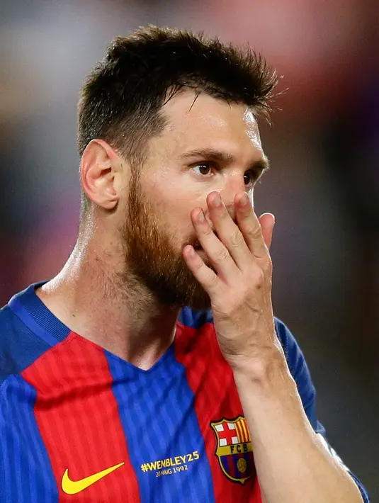 Lionel Messi usai pertandingan melawan Eibar di stadion Camp Nou, Barcelona, Spanyol,(21/5). Barcelona harus puas menjadi runner-up pada musim ini. Blaugrana berjarak tiga poin dari Madrid yang merebut gelar juara. (AP Photo / Manu Fernandez)