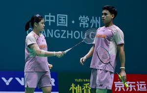 Pebulutangkis ganda campuran Indonesia Jafar Hidayatullah/Felisha Alberta Nathaniel Pasaribu lolos ke perempat final China Open 2025. Jafar/Felisha&nbsp;menang atas&nbsp;pasangan Denmark Mads Vestergaard/Christine Busch 21-9 dan 21-15 di Olympic Sports Center Gymnasium, Changzhou, Kamis (24/7). (foto: PBSI)