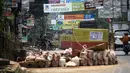 Tampak di lokasi tersebut tumpukan karung berisi tanah yang berada tepat di sisi lubang dan diberi pagar seng, Jakarta. Foto diambil pada Senin (10/11/2014). (Liputan6.com/Faizal Fanani)