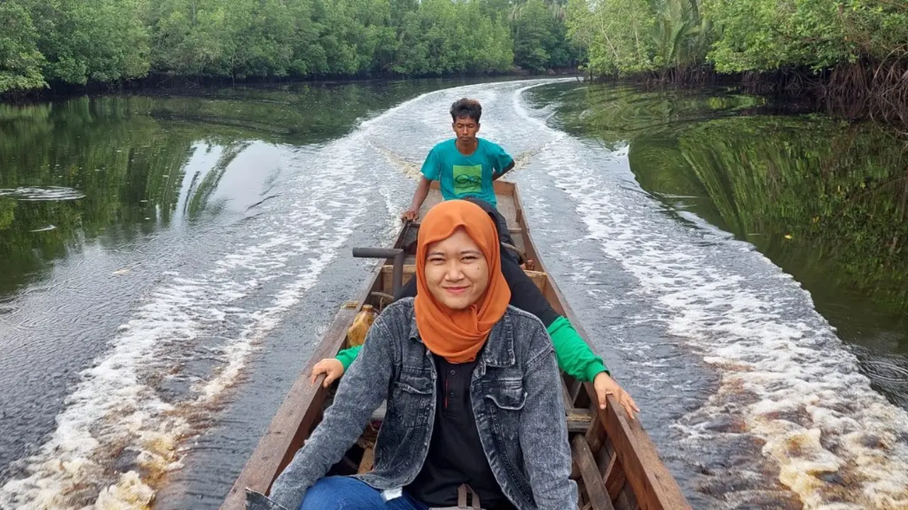 Resti Julianti, perempuan asal Sungai Guntung, Riau. Didera berbagai rintangan, menguatkan tekad sebagai Mantri BRI untuk melayani nasabah BRI di wilayah perbatasan Riau – Jambi.