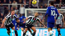 Pemain Newcastle United Bruno Guimaraes (kanan) berebut bola dengan pemain Chelsea Mason Mount pada pertandingan Liga Inggris di St. James' Park, Newcastle, Inggris, 12 November 2022. Newcastle United mengalahkan Chelsea dengan skor 1-0. (Owen Humphreys/PA via AP)