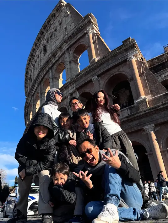 Setelah menunaikan ibadah umrah, Zaskia Adya Mecca dan Hanung Bramantyo melanjutkan perjalanan akhir tahun ke sejumlah negara Eropa, seperti Portugal, Vatikan, dan Italia, bersama keenam anak mereka. Liburan dengan formasi keluarga lengkap ini menciptakan suasana yang ramai dan penuh keseruan. (Liputan6.com/IG/@zaskiadyamecca)