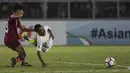 Gelandang Timnas Indonesia, Todd Rivaldo, dijatuhkan pemain Qatar pada laga AFC U-19 Championship di SUGBK, Jakarta, Minggu (21/10). Indonesia kalah 5-6 dari Qatar. (Bola.com/Vitalis Yogi Trisna)