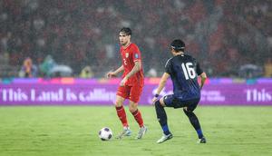 Pemain Timnas Indonesia, Kevin Diks (kiri) berusaha melewati pemain Jepang, Koki Machida saat laga lanjutan putaran ketiga Grup C Kualifikasi Piala Dunia 2026 di Stadion Utama Gelora Bung Karno (SUGBK), Senayan, Jakarta, Jumat (15/11/2024). (Bola.com/Bagaskara Lazuardi)