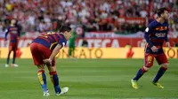 Ekspresi Luis Suarez (kiri) saat mengerang kesakitan akibat mengalami cedera di sela laga final Copa del Rey melawan Sevilla, di Stadion Vicente Calderon, Minggu atau Senin (23/5/2016) dini hari WIB. (AFP/Josep Lago). 