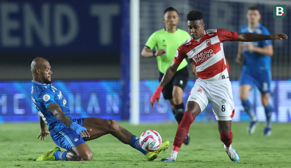 <p>Pemain Persib Bandung, David Da Silva (kiri) berebut bola dengan pemain Madura United, Hugo Gomes Dos Santos Silva (Jaja) pada laga leg 1 final Championship Series BRI Liga 1 2023/2024 antara Persib Bandung melawan Madura United di Stadion Si Jalak Harupat, Bandung, Minggu (26/05/2024). (Bola.com/M Iqbal Ichsan)</p>