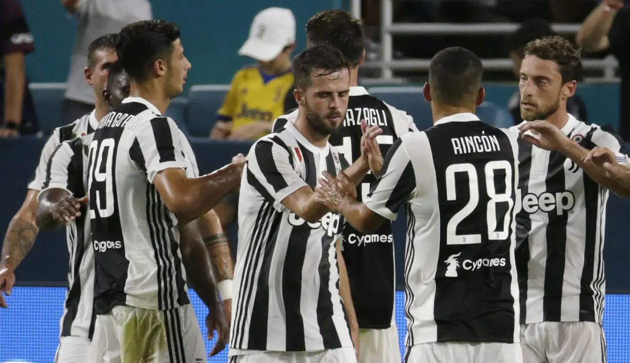 Para pemain Juventus merayakan gol yang dicetak Claudio Marchisio ke gawang Paris St Germain pada laga ICC di Stadion Hard Rock, Florida, Rabu (26/7/2017). Juventus menang 3-2 atas PSG. (AP/Lynne Sladky)