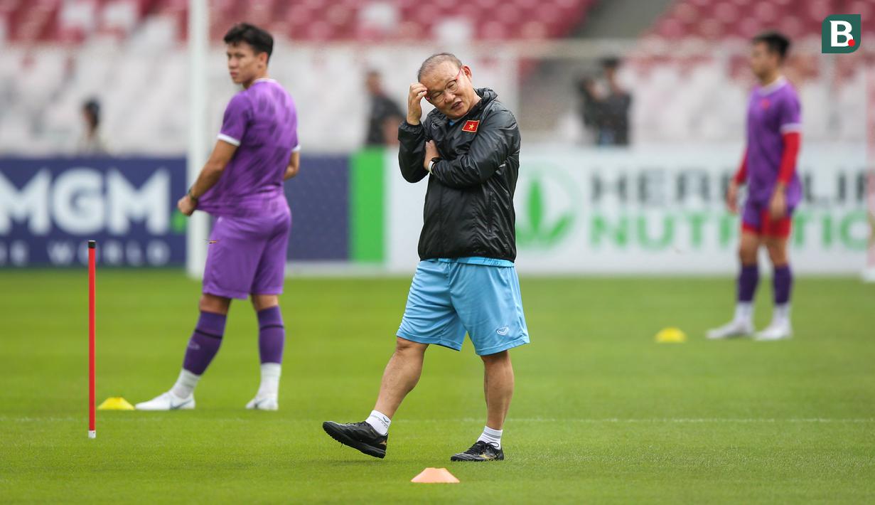 Pelatih Timnas Vietnam, Park Hang-seo menggaruk kepalanya saat latihan resmi menjelang laga semifinal Piala AFF 2022 melawan Timnas Indonesia yang berlangsung di Stadion Utama Gelora Bung Karno (SUGBK), Jakarta, Kamis (05/01/2023). (Bola.com/Bagaskara Lazuardi)
