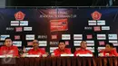 Ketua Pelaksana turnamen Piala Jenderal Sudirman, Hasani Abdulgani (kedua kiri) memberikan keterangan di Jakarta, Senin (4/1/2016). Babak semifinal Piala Jenderal Sudirman akan menggunakan sistem home away. (Liputan6.com/Helmi Fithriansyah)
