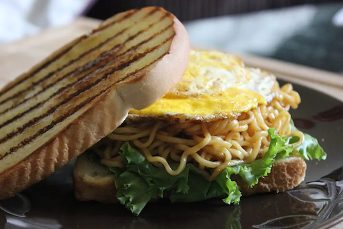 Pernah Coba Makan Mie dengan Cara Ini?
