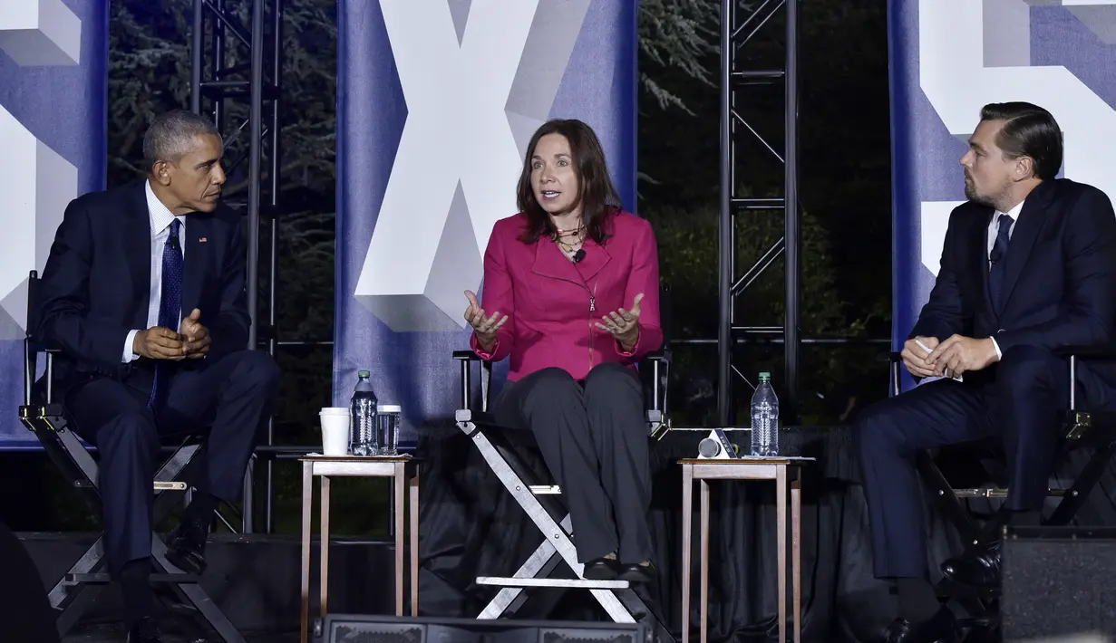 Presiden AS Barack Obama dan Leonardo DiCaprio mendengarkan penjelasan ilmuwan iklim Katharine Hayhoe selama "South by South Lawn" (SXSL) festival di Gedung Putih (3/10). (AFP PHOTO/Mandel NGAN)