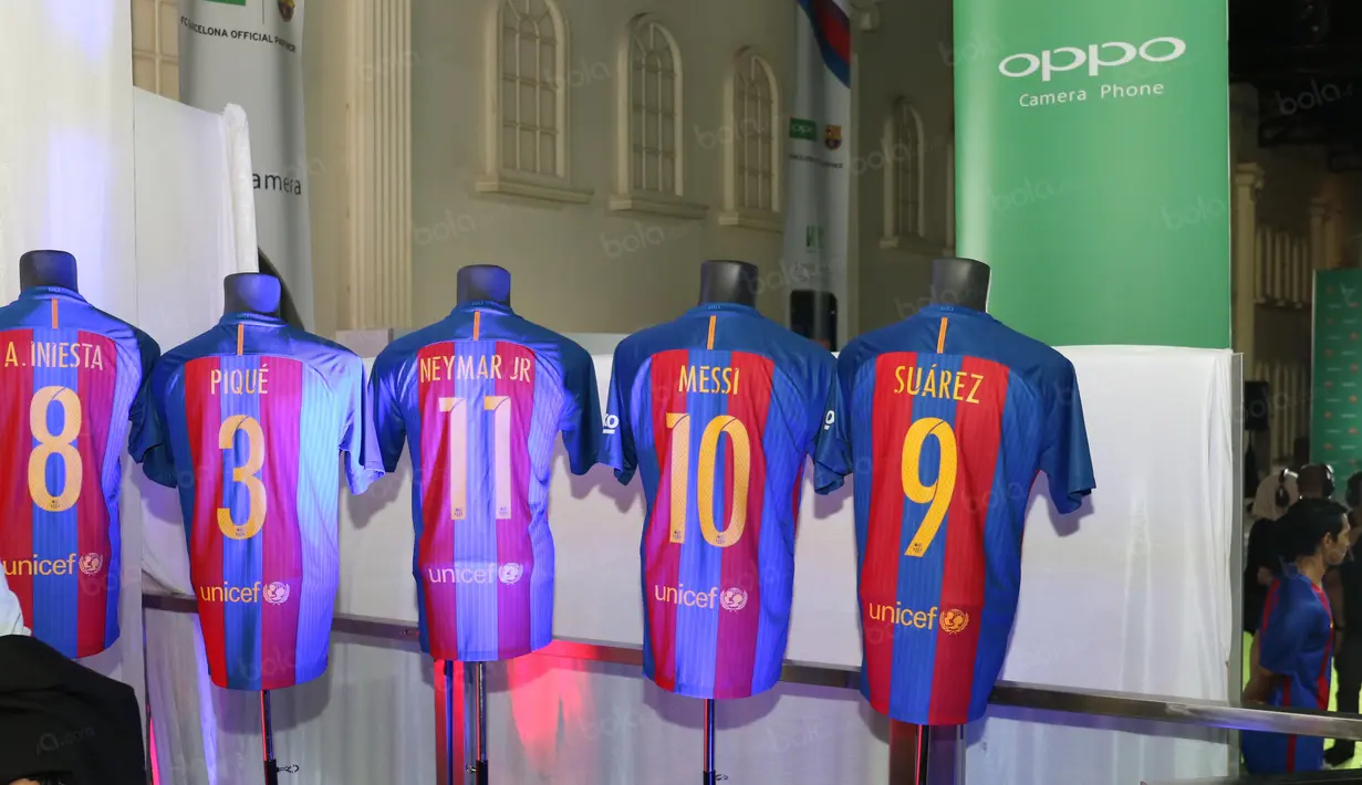 Deretan Jersey pemain Bintang Barcelona FC menghiasi acara peluncuran Oppo smartphone F1 plus FCB Edition di Kawasan SCBD, Jakarta, Kamis (21/7/2016). (Bola.com/Nicklas Hanoatubun)