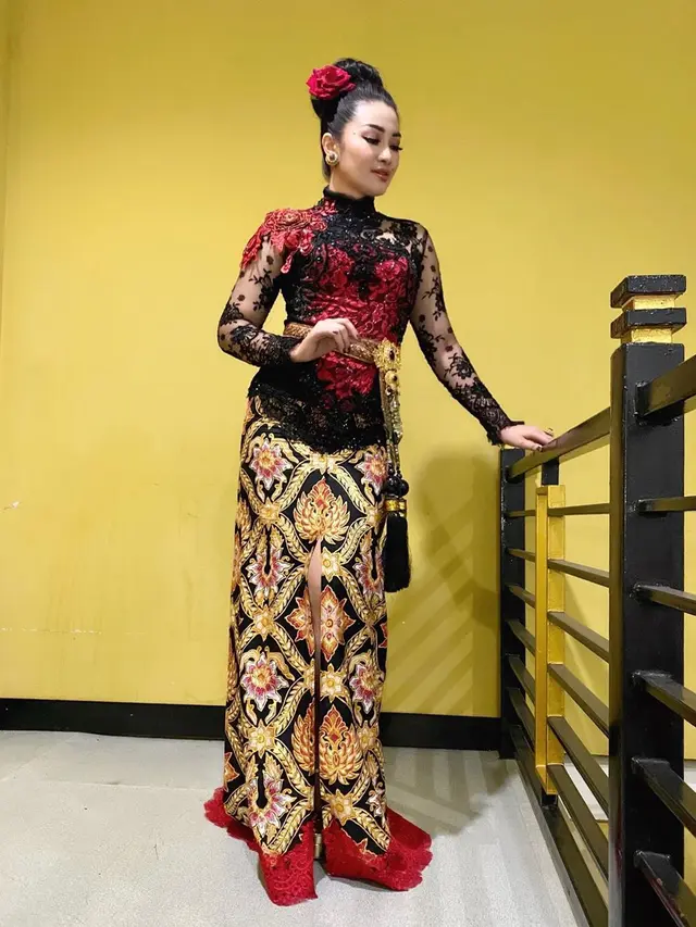 7 Gaya Fitri Carlina saat Pakai Kebaya, Tampil Menawan