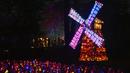 Labu yang diukir dengan bentuk kincir angin dipajang selama "The Great Jack O'Lantern Blaze" di Croton-on-Hudson, New York menjelang Halloween pada 25 Oktober 2023. (ANGELA WEISS / AFP)