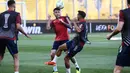 Bek Olympiakos, Francisco Ortega (kedua kiri) menyundul bola saat sesi latihan di Stadion Aghia Sophia di Athena pada 28 Mei 2024. (Angelos TZORTZINIS/AFP)