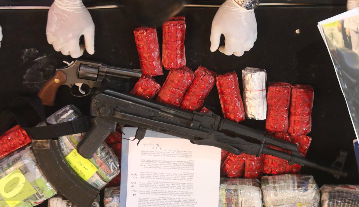 Barang bukti senjata diperlihatkan di kantor Dir IV Narkoba, Jakarta, Senin (27/3). Dari kasus tersebut, petugas berhasil mengamankan6,5 kg bruto shabu, sepucuk senapan AK 47, sepucuk revolver, serta ratusan butir peluru. (Liputan6.com/Immanuel Antonius)