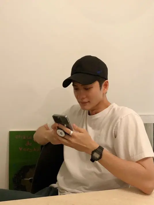 Sehari sebelum pamitan, Kang Tae Oh sudah mengunggah foto mengenakan topi. Kala itu penggemar berasumsi dia sudah mencukur rambutnya. (Foto: Instagram/ kto940620)