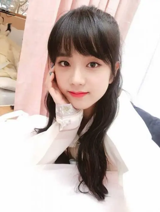 Vocalis Blackpink ini juga tampil cute dengan poni depan dan rambut hitam gelapnya. Rambutnya pun diikat setengah kebelakang. (@sooyaaa__)