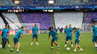 Pemain Real Madrid, Luka Modric mengoper bola selama sesi latihan menjelang final Liga Champions di NSC Olimpiyskiy Stadium, Kiev, Jumat (25/5). Final Liga Champions akan mempertemukan Real Madrid melawan wakil Inggris, Liverpool.  (AP/Pavel Golovkin)