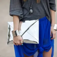 Style dengan clutch bag. (via: thestylenote.com)