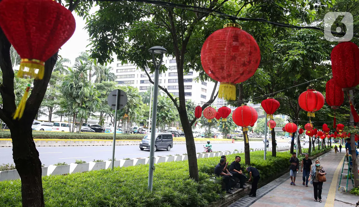 Suasana semarak jelang perayaan Tahun Baru Imlek 2025 mulai terasa dengan pemasangan dekorasi khas, seperti lampion merah. (Liputan6.com/Angga Yuniar)