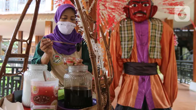 Geliat Pedagang Makanan di Kampung Budaya Betawi