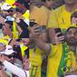 Fans Brasil selfie dengan Neymar palsu saat pertandingan Brasil melawan Swiss, Selasa (29/11/2022) dini hari WIB. (Dok: Twitter @ESPNFC & @joecool_nl)