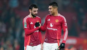 Pemain Manchester United, Bruno Fernandes dan Casemiro, merayakan kemenangan atas Leicester City pada pertandingan babak 16 besar Carabao Cup di Stadion Old Trafford, Kamis (31/10/2024). (AP Photo/Dave Thompson)