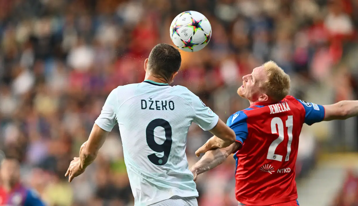 Penyerang Inter Milan Edin Dzeko (kiri) berebut bola dengan bek Viktoria Plzen Vaclav Jemelka pada matchday kedua Grup C di Doosan Arena Plzen, Selasa (13/9/2022).  Inter Milan sukses menumbangkan Viktoria Plzen dengan skor 2-0. (Photo by Joe Klamar / AFP)