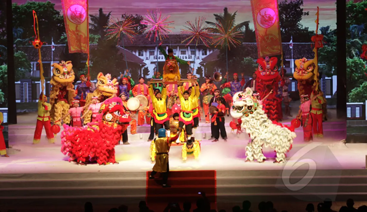 Penari membawakan tarian dalam perayaan Cap Go Meh Bersama 2015 di Arena JIExpo Kemayoran, Jakarta, Senin (3/2). Perayaan Cap Go Meh 2015 mengambil tema Bersama Membangun Indonesia, Indonesia Satu, Indonesia Jaya. (Liputan6.com/Faizal Fanani)
