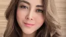 <p>Ibu tiga anak ini juga terlihat sempurna dengan makeup flawless yang kerap menghiasi wajahnya. (Instagram/dhenaaldhaliadevanka)</p>