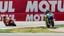 Insiden senggolan di lap terakhir dengan Marc Marquez sempat membuat Valentino Rossi keluar lintasan. (Reuters/MICHAEL KOOREN)