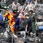 Tim SAR gabungan mengevakuasi jenazah dari atas kapal Zahro Express yang terbakar, di Pelabuhan Muara Angke, Jakarta, Minggu (1/1). Kebakaran kapal penumpang di perairan Pulau Untung Jawa itu diduga berawal dari mesin kapal. (REUTERS/Darren Whiteside)