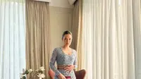4 Inspirasi Kebaya Biru Modern yang Elegan, dari Raisa Andriana hingga Erina Gudono