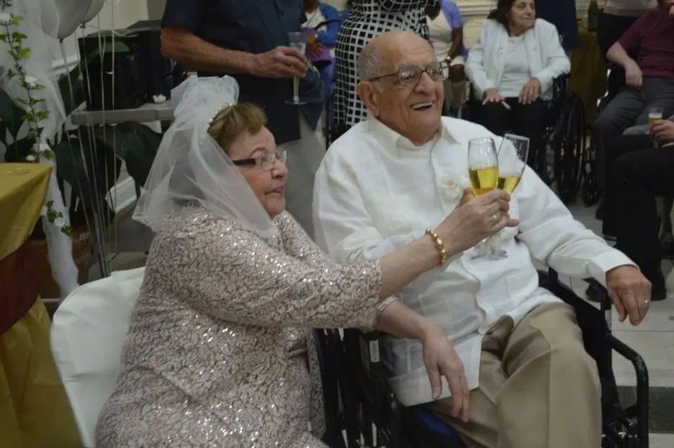 Pasangan yang menikah di usia senja. (Foto: miamiherald.com)