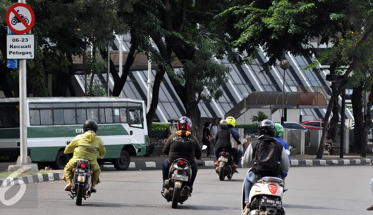 Sejumlah Sepeda motor melintasi jalan Sudirman, Sabtu, (30/4). Sebelumnya beredar kabar bahwa kebijakan Pemerintah Daerah akan mulai secara efektif melarang sepeda motor melintasi kawasan Senayan-Thamrin pada 1 Mei 2016 besok. (Liputan6.com/Johan Tallo)