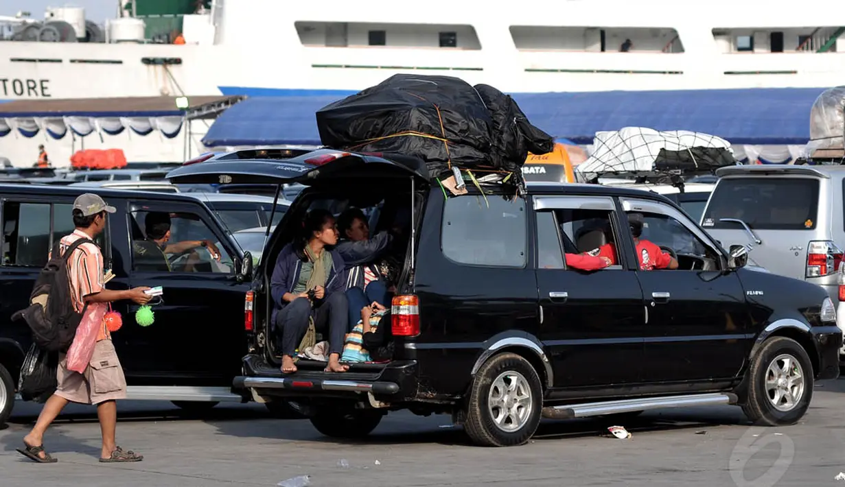 Mario Sardadi Oetomo selaku Humas PT ASDP Indonesia Ferry Cabang Merak mengungkapkan, sudah menyiapkan skenario untuk menghindari penumpukan kendaraan di dalam kantung parkir, Banten, Kamis, (25/7/14), (Liputan6.com/ Johan Tallo)
