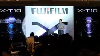 Fotografer Profesional Gathot Subroto saat melakukan presentasi seputar kamera Fujifilm X-T10 (Liputan6.com/Iskandar). 