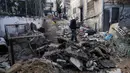 Warga Palestina berjalan setelah penyerbuan militer Israel ke kamp pengungsi Nur Shams di Tepi Barat, Rabu 27 Desember 2023. (AP Photo/Majdi Mohammed)