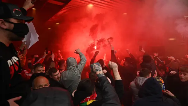 FOTO: Suporter Masuk ke Dalam Stadion Old Trafford, Laga Big Match Manchester United Melwan Liverpool Ditunda