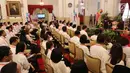 Artis dan vlogger mendengarkan sambutan Presiden Joko Widodo saat promosi Asian Games 2018 di Istana Negara, Jakarta, Selasa (5/6). Jokowi mengatakan sebentar lagi kita akan mempunyai perhelatan besar Asian Games yang ke-18. (Liputan6.com/Angga Yuniar)