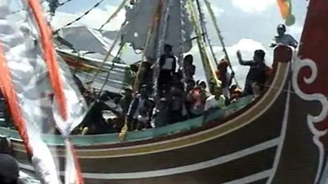 Berebut Sesaji di Perayaan Petik Laut
