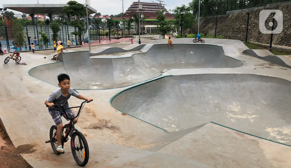 Sejumlah anak bermain sepeda di area Alun-alun Kota Depok, Jawa Barat, Senin (24/2/2020). Meskipun memasuki musim hujan, namun Alun-alun Kota Depok masih menjadi pilihan bagi sebagian warga untuk berolahraga dan berekreasi. (Liputan6.com/Immanuel Antonius)