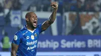 Pemain Persib Bandung, David Da Silva melakukan selebrasi setelah mencetak gol ke gawang Madura United pada laga leg 1 final Championship Series BRI Liga 1 2023/2024 antara Persib Bandung melawan Madura United di Stadion Si Jalak Harupat, Bandung, Minggu (26/05/2024). (Bola.com/M Iqbal Ichsan)