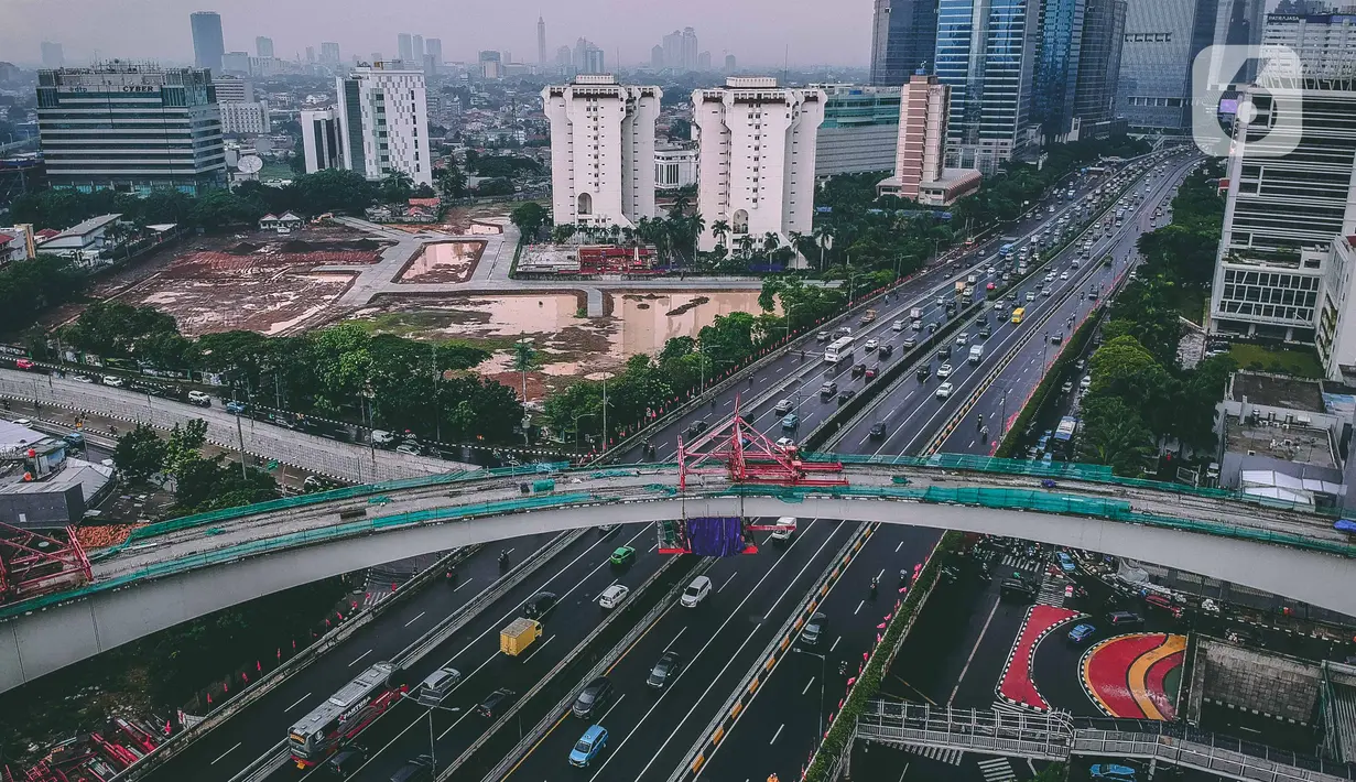 Foto udara pembangunan jalur kereta lintas rel terpadu (LRT) Jabodebek di Jakarta, Selasa (7/1/2020). Longspan Kuningan proyek LRT Jabodebek yang menjadi jembatan lengkung paling panjang di Indonesia memiliki panjang jembatan 148 meter dengan radius lengkungan 115 meter. (Liputan6.com/Faizal Fanani)