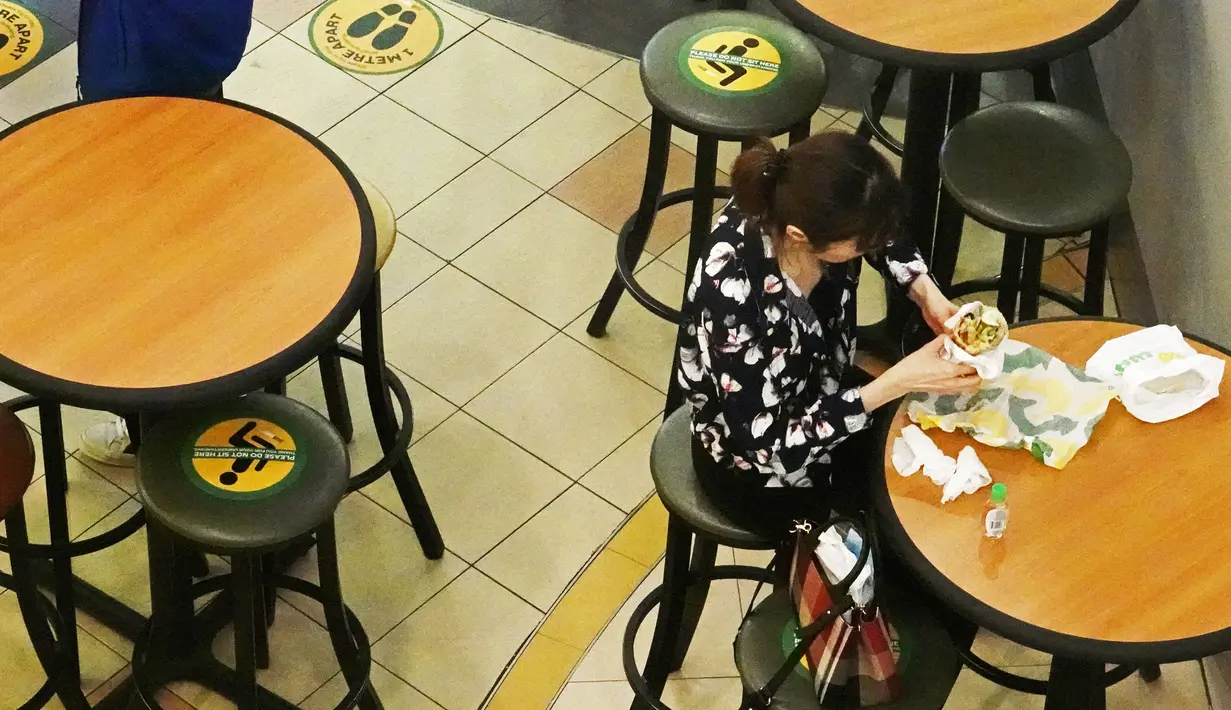 Pusat perbelanjaan menerapkan langkah social distancing dengan memberikan label "Mohon jangan duduk di sini" di area tempat duduk di wilayah Bugis Singapura pada 28 Maret 2020. Pemerintah Singapura akan memenjarakan warga yang melanggar aturan jarak aman sejauh 1 meter. (Xinhua/Then Chih Wey)