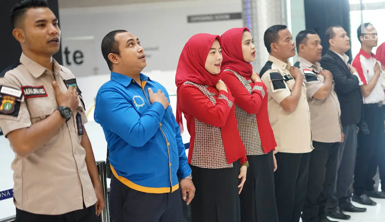 Karyawan menyanyikan lagu Indonesia Raya di Mal Pesona Square, Depok, Jawa Barat, Rabu (19/6/2019). Pemutaran lagu Indonesia Raya di mal tersebut dilakukan setiap hari pukul 10.00 WIB. (Liputan6.com/Immanuel Antonius)