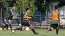 Pemain Timnas Indonesia U-22, Osvaldo Haay, menendang bola saat latihan di Lapangan ABC, Senayan, Jakarta, Jumat (11/1). Pemain muda terbaik Liga 1 2018 itu baru bergabung pada hari kelima pemusatan latihan skuat Garuda Muda. (Bola.com/M Iqbal Ichsan)